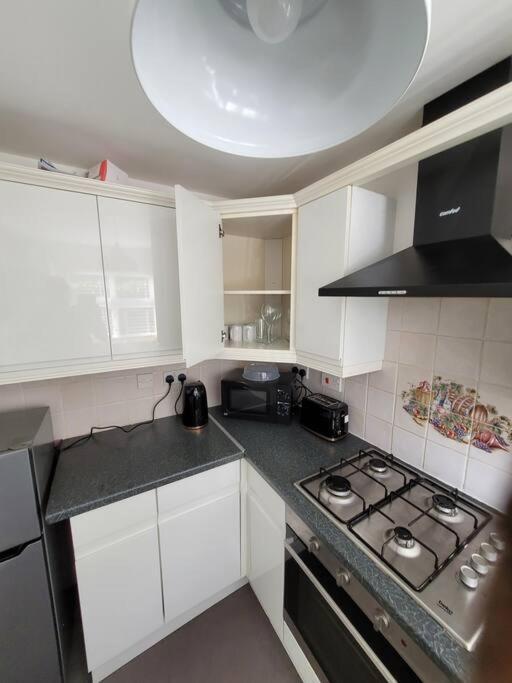 2 Bedroom End Of Terrace House Веллингтон Экстерьер фото