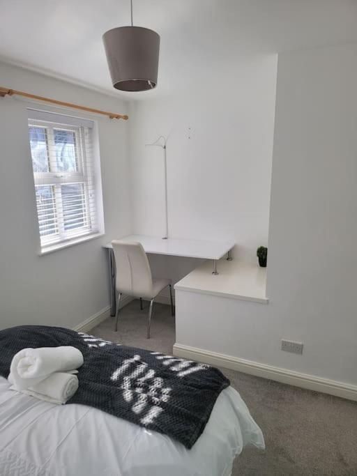 2 Bedroom End Of Terrace House Веллингтон Экстерьер фото