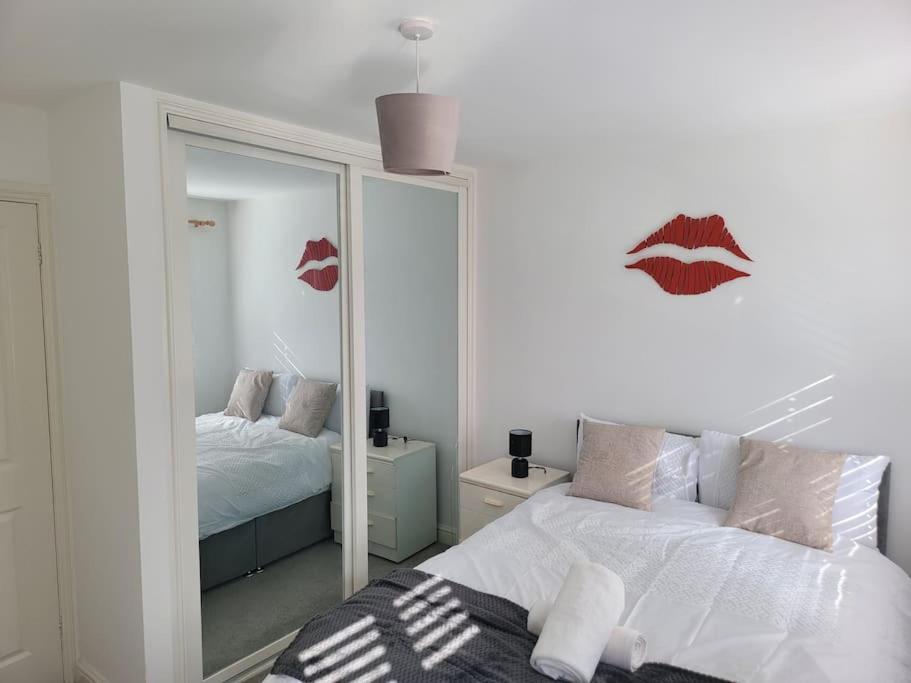 2 Bedroom End Of Terrace House Веллингтон Экстерьер фото