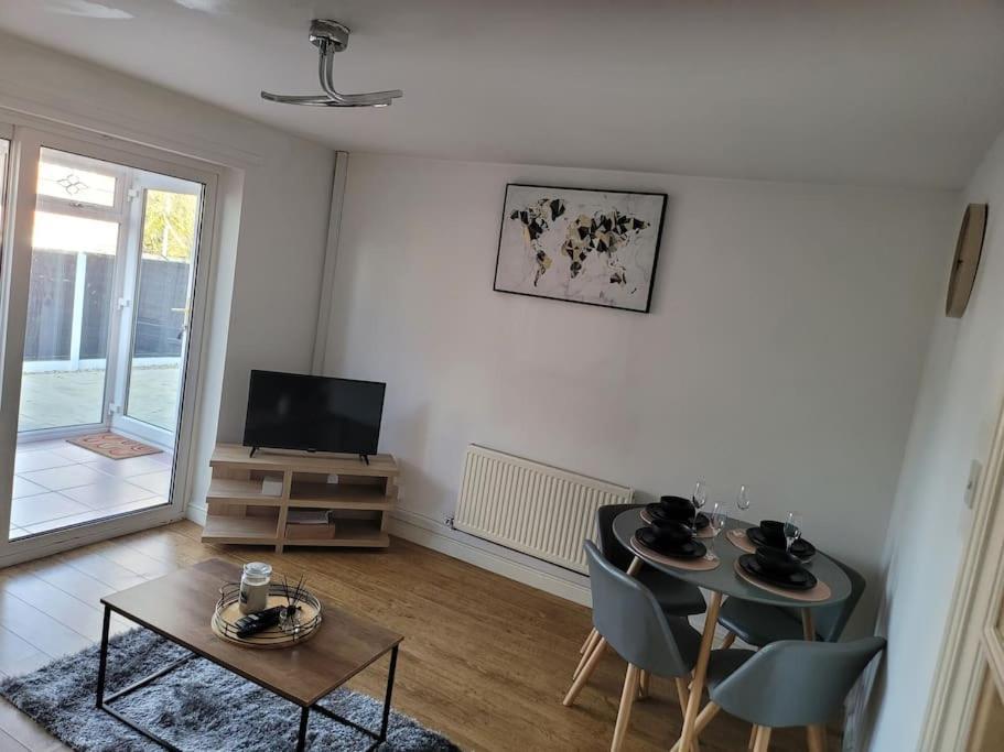 2 Bedroom End Of Terrace House Веллингтон Экстерьер фото