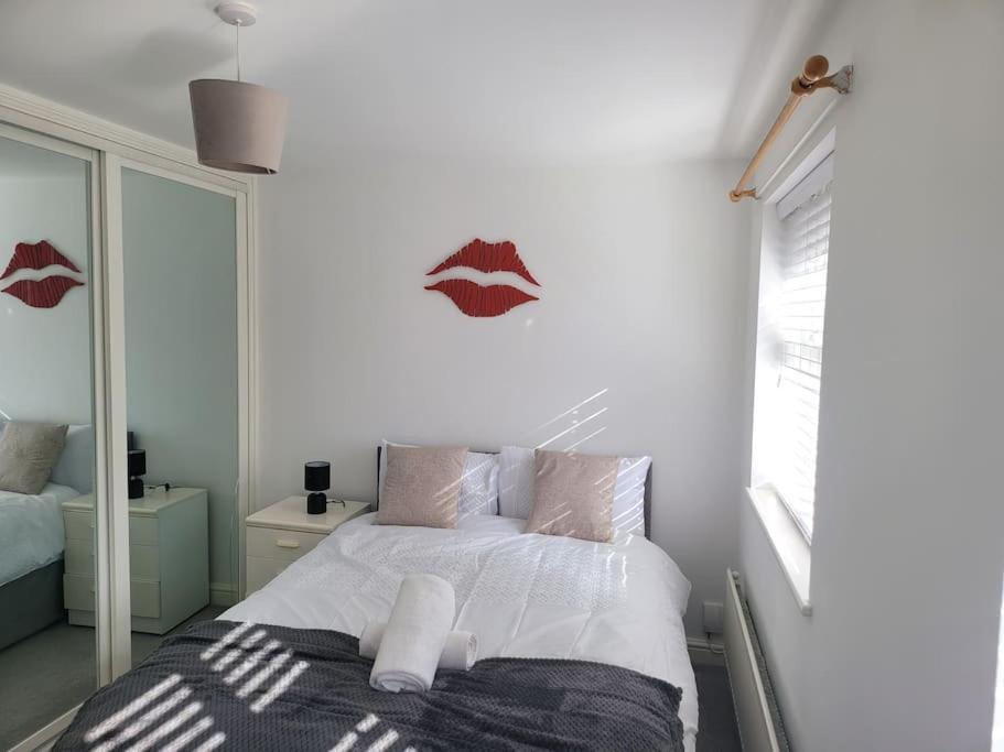 2 Bedroom End Of Terrace House Веллингтон Экстерьер фото