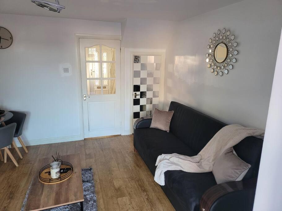 2 Bedroom End Of Terrace House Веллингтон Экстерьер фото