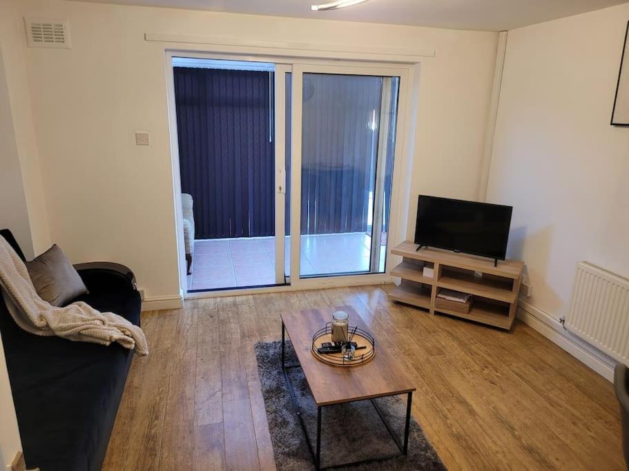 2 Bedroom End Of Terrace House Веллингтон Экстерьер фото