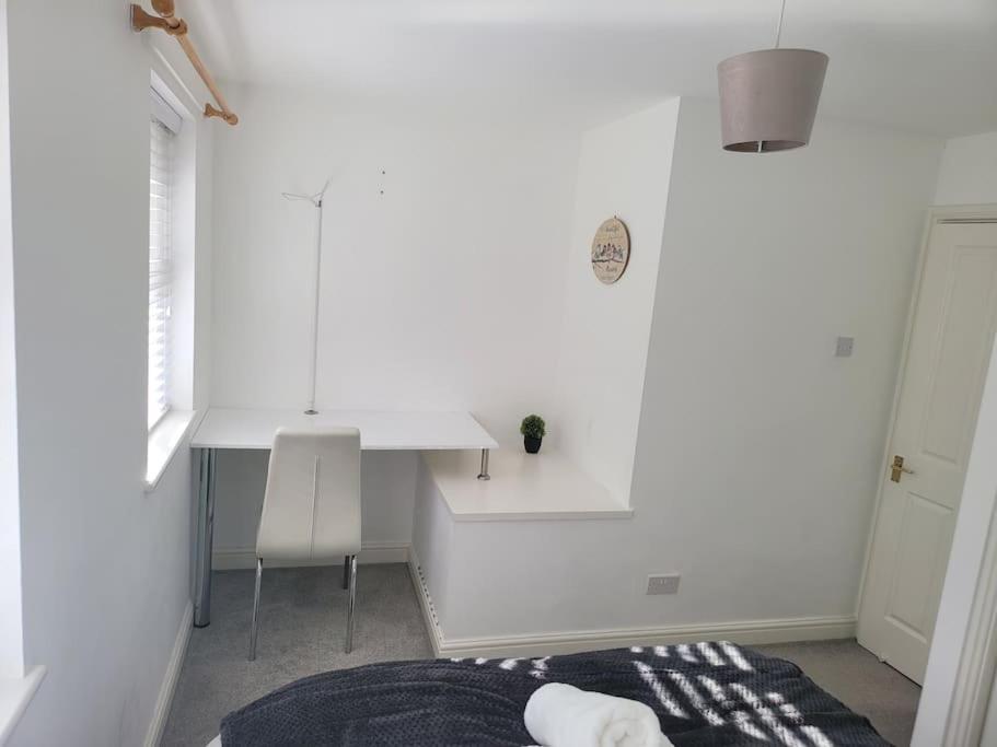 2 Bedroom End Of Terrace House Веллингтон Экстерьер фото