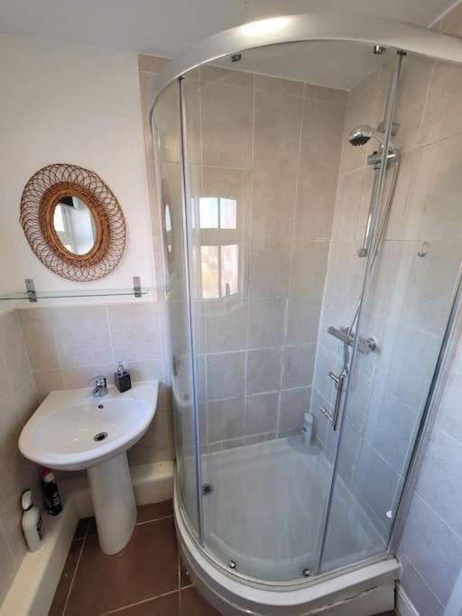 2 Bedroom End Of Terrace House Веллингтон Экстерьер фото